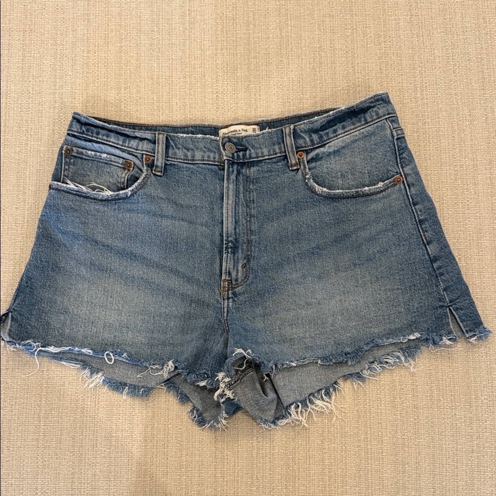Abercrombie and Fitch - The Cutoff Short size 32 / 14